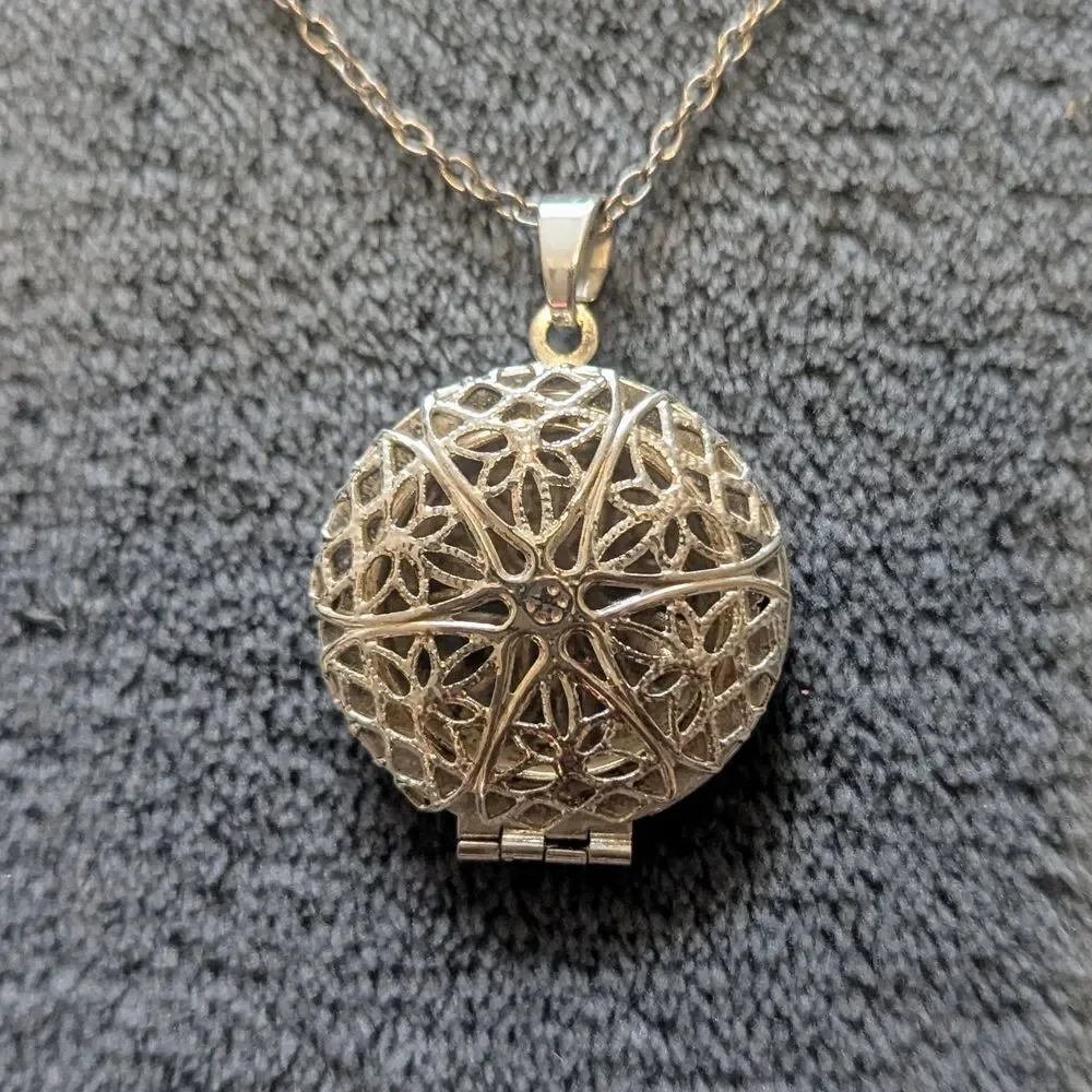 Silver-tone Essential Oil Fragrance Carrier Locket Pendant Necklace